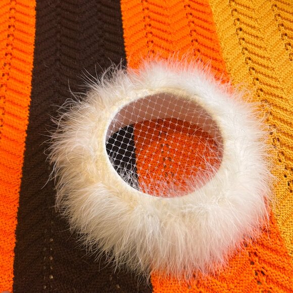 1960s White feather pillbox fascinator hat with lace top - from Ayres! - Picture 10 of 14